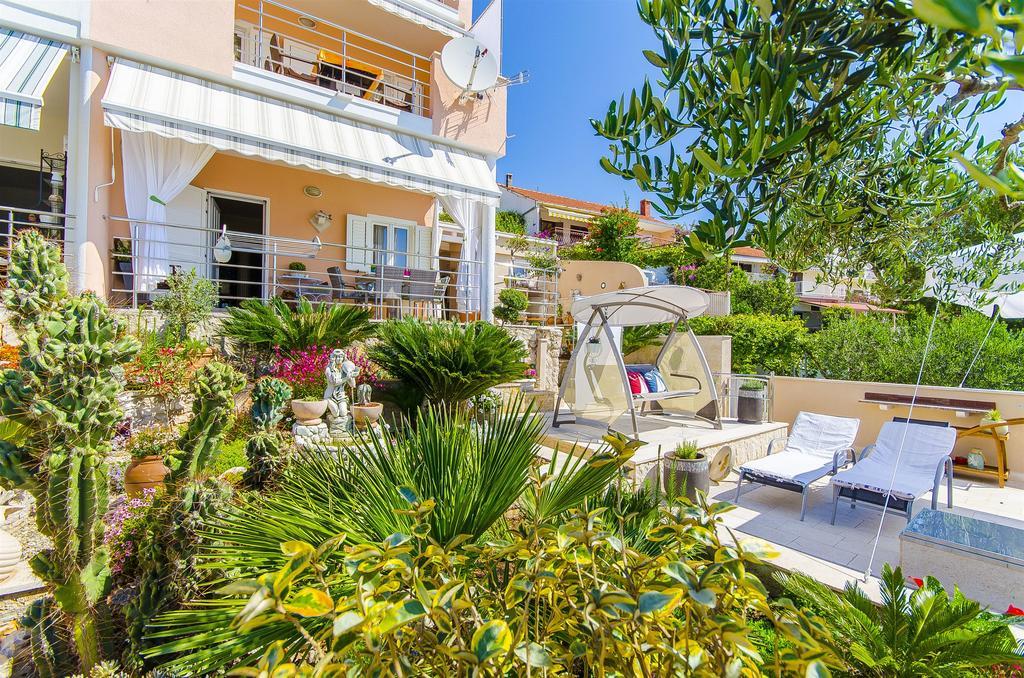 Apartments Nives Trogir Exterior photo